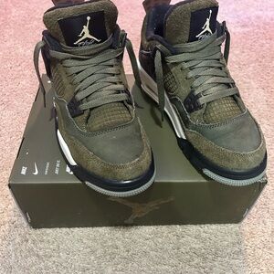 Gently used Jordan 4 Olive Green Mens 6